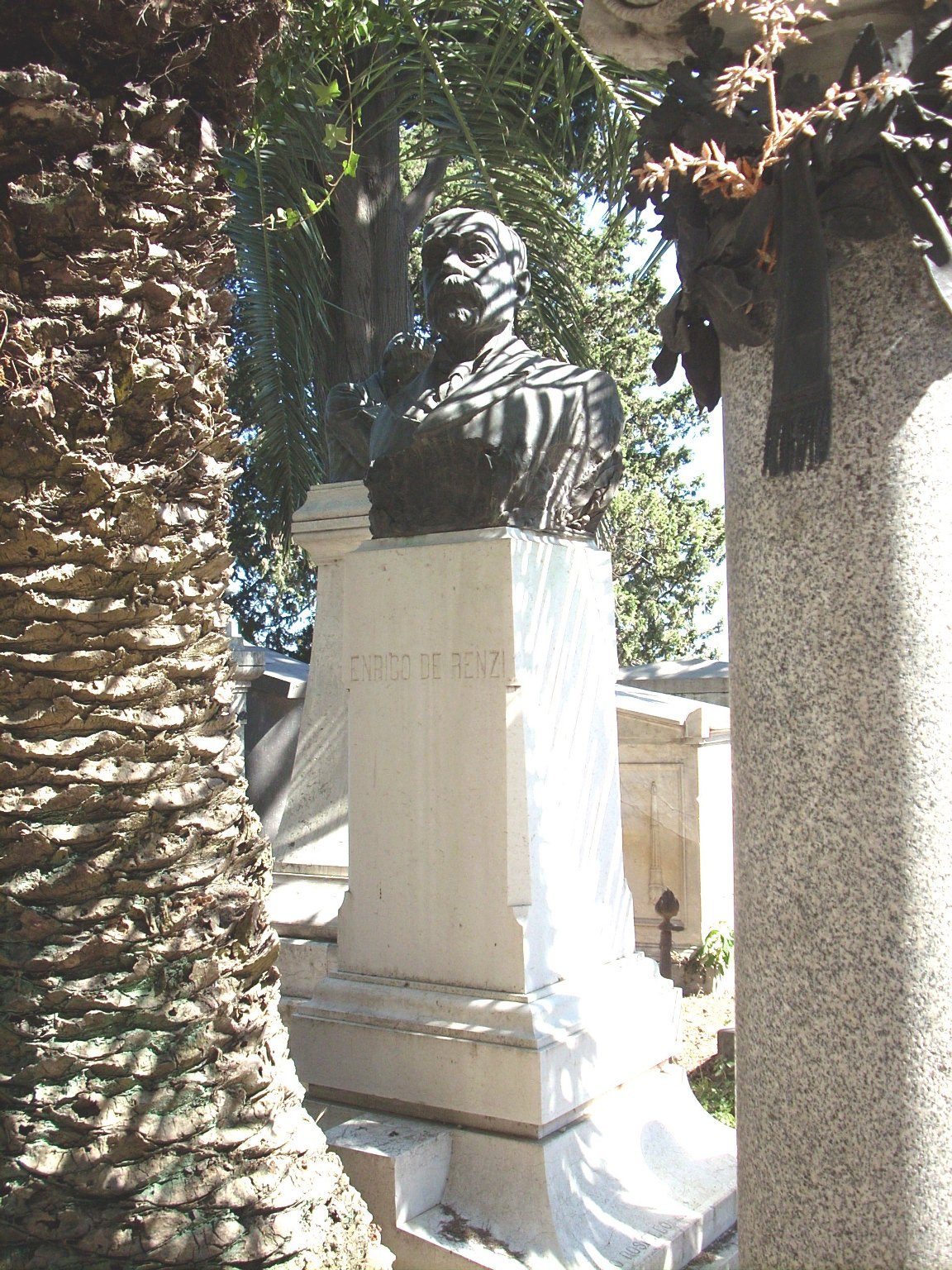 Enrico%20De%20Renzi%20monument%2C%20Cimitero%20Poggioreale%2C%20Naples%20-%2001.JPG